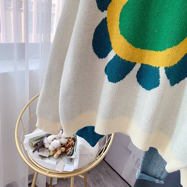 Naiste vabaaja kampsun aplikatsiooni ja ovaalse kaelusega