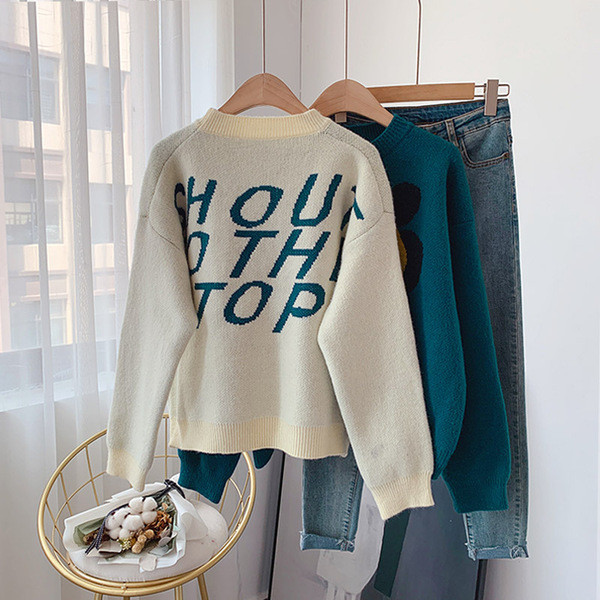 Naiste vabaaja kampsun aplikatsiooni ja ovaalse kaelusega