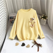 Moderan ženski pulover s 3D elementom medvjeda i okruglim izrezom