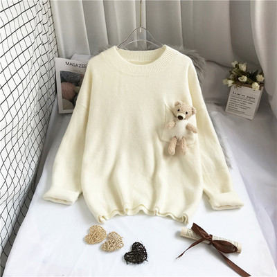 Moderan ženski pulover s 3D elementom medvjeda i okruglim izrezom