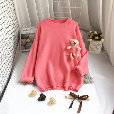 Moderan ženski pulover s 3D elementom medvjeda i okruglim izrezom
