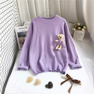 Moderan ženski pulover s 3D elementom medvjeda i okruglim izrezom