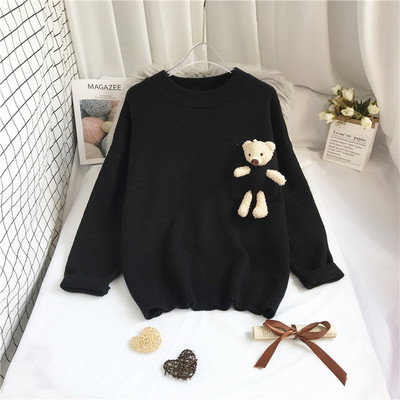 Moderan ženski pulover s 3D elementom medvjeda i okruglim izrezom
