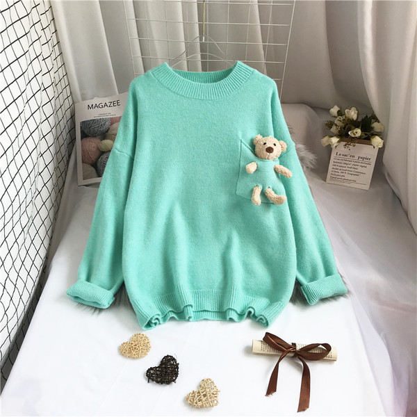 Moderan ženski pulover s 3D elementom medvjeda i okruglim izrezom