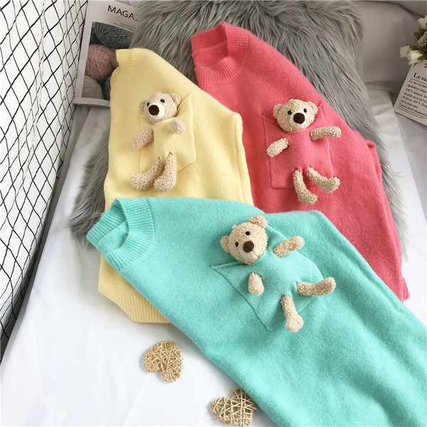 Moderan ženski pulover s 3D elementom medvjeda i okruglim izrezom