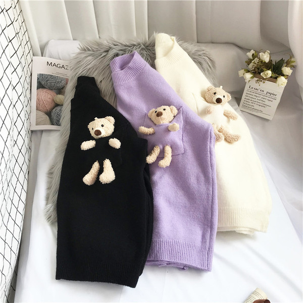 Moderan ženski pulover s 3D elementom medvjeda i okruglim izrezom