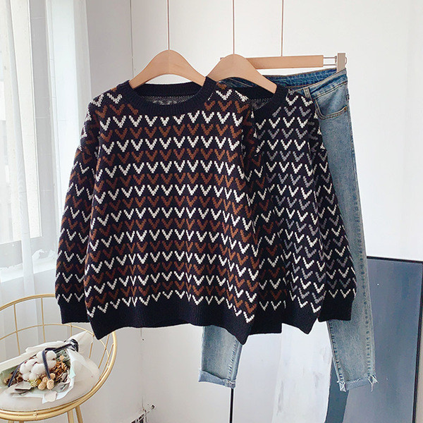 Γυναικείο πουλόβερ με οβάλ λαιμόκοψη σε μαύρο χρώμα και μακριά μανίκια