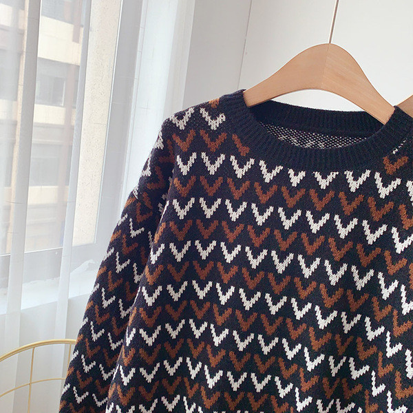 Γυναικείο πουλόβερ με οβάλ λαιμόκοψη σε μαύρο χρώμα και μακριά μανίκια