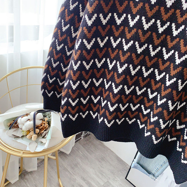 Γυναικείο πουλόβερ με οβάλ λαιμόκοψη σε μαύρο χρώμα και μακριά μανίκια