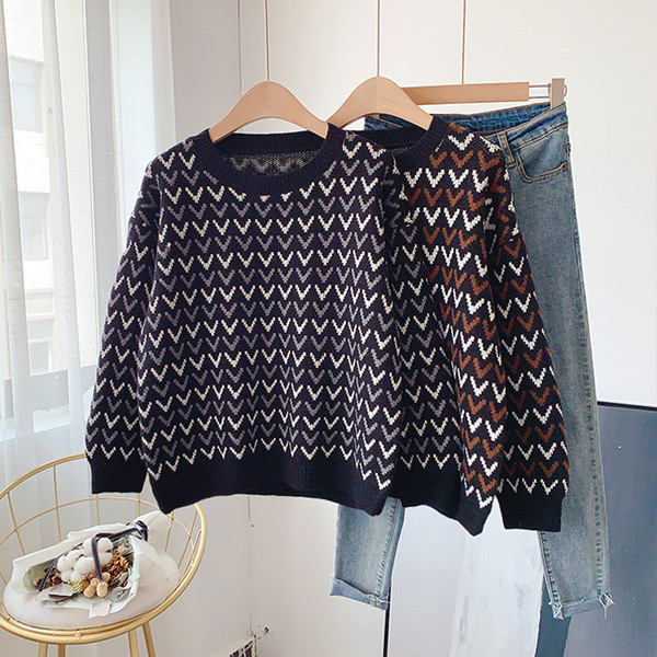 Γυναικείο πουλόβερ με οβάλ λαιμόκοψη σε μαύρο χρώμα και μακριά μανίκια