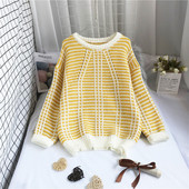 Γυναικείο ριγέ πουλόβερ με οβάλ ντεκολτέ και μακριά μανίκια