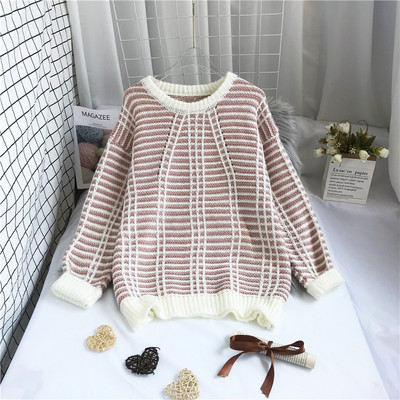 Γυναικείο ριγέ πουλόβερ με οβάλ ντεκολτέ και μακριά μανίκια