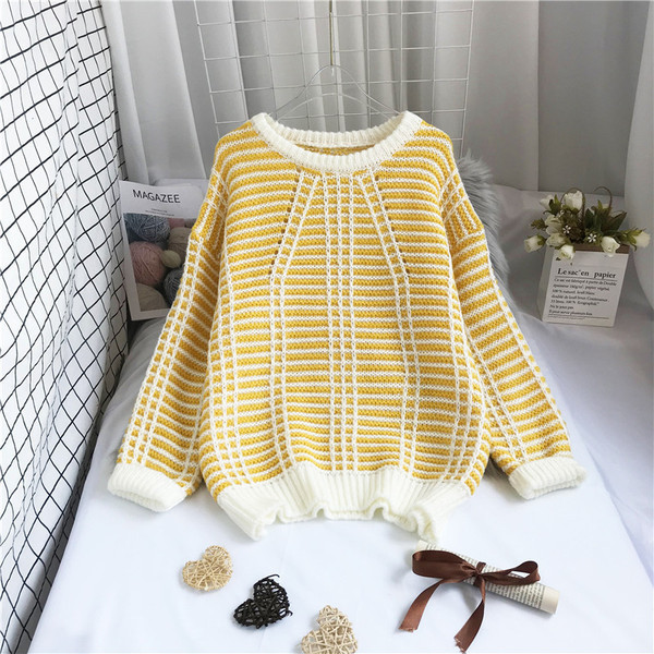 Γυναικείο ριγέ πουλόβερ με οβάλ ντεκολτέ και μακριά μανίκια