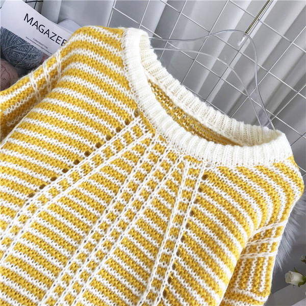 Γυναικείο ριγέ πουλόβερ με οβάλ ντεκολτέ και μακριά μανίκια