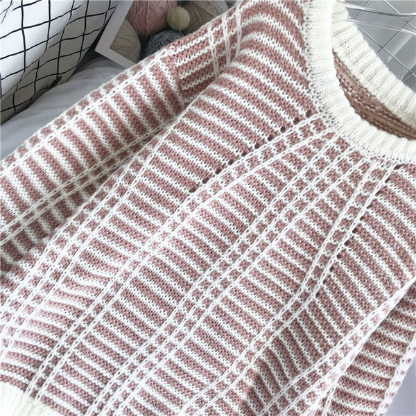 Γυναικείο ριγέ πουλόβερ με οβάλ ντεκολτέ και μακριά μανίκια