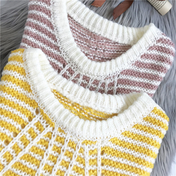 Γυναικείο ριγέ πουλόβερ με οβάλ ντεκολτέ και μακριά μανίκια