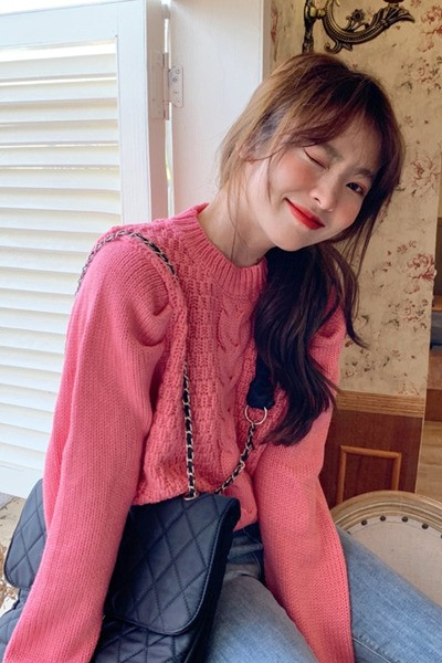 Naiste pikkade varrukate ja ovaalse kaelusega kampsun