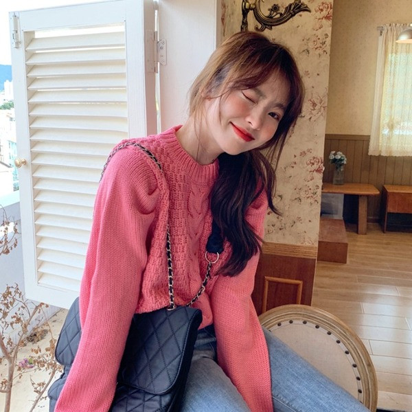 Naiste pikkade varrukate ja ovaalse kaelusega kampsun