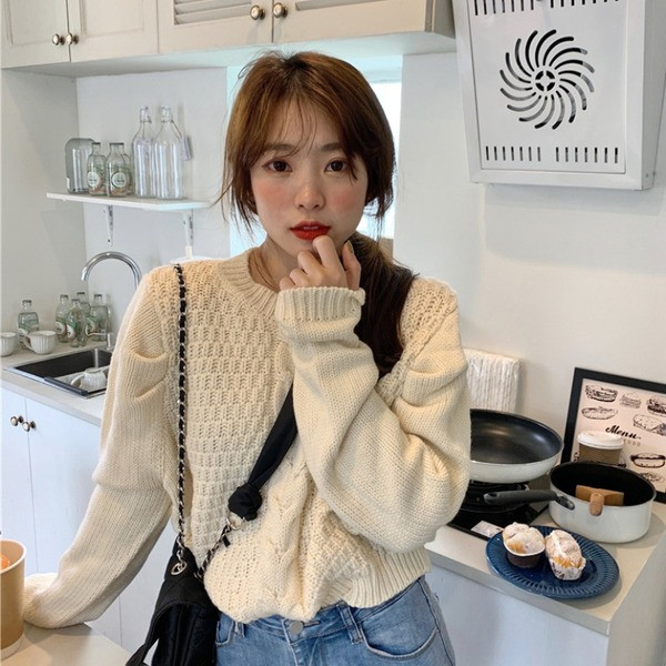 Naiste pikkade varrukate ja ovaalse kaelusega kampsun