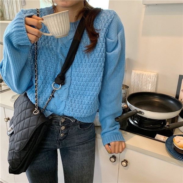 Naiste pikkade varrukate ja ovaalse kaelusega kampsun