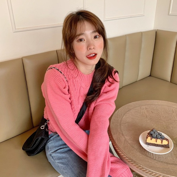 Naiste pikkade varrukate ja ovaalse kaelusega kampsun