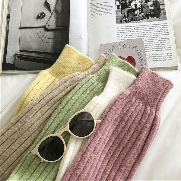 Μοντέρνο μονόχρωμο γυναικείο πουλόβερ με στρογγυλή λαιμόκοψη