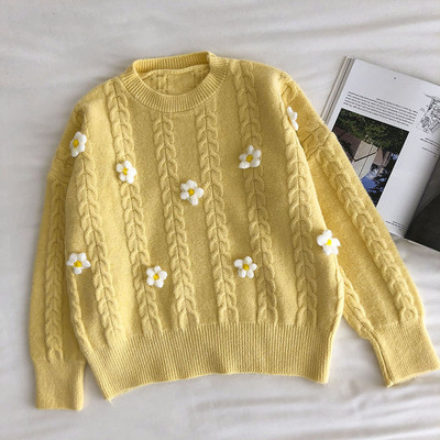 Γυναικείο πουλόβερ με χαμηλό γιακά και τρισδιάστατα λουλούδια