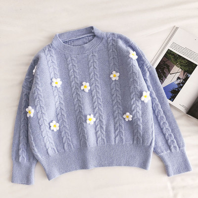Γυναικείο πουλόβερ με χαμηλό γιακά και τρισδιάστατα λουλούδια