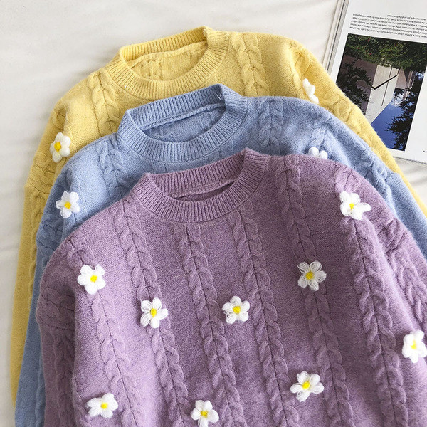 Γυναικείο πουλόβερ με χαμηλό γιακά και τρισδιάστατα λουλούδια