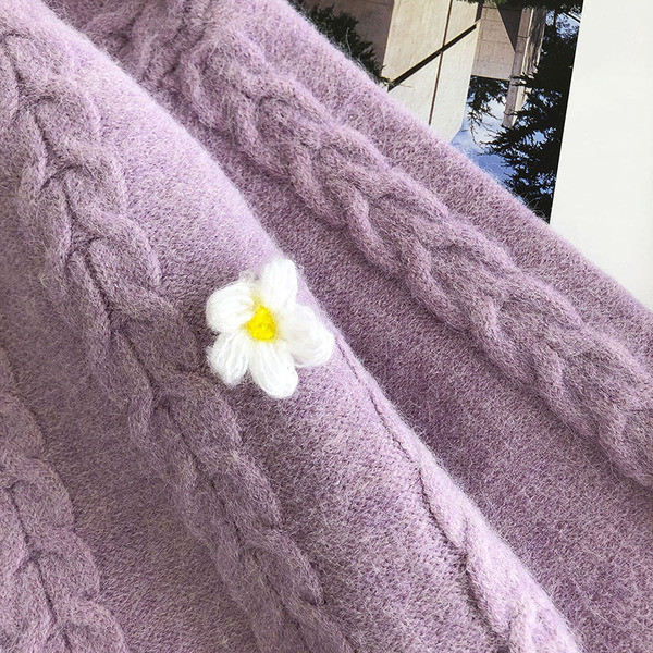 Γυναικείο πουλόβερ με χαμηλό γιακά και τρισδιάστατα λουλούδια