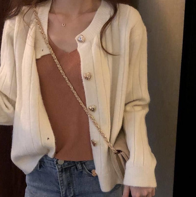 Naiste vabaaja vest nööpide ja ovaalse kaelusega