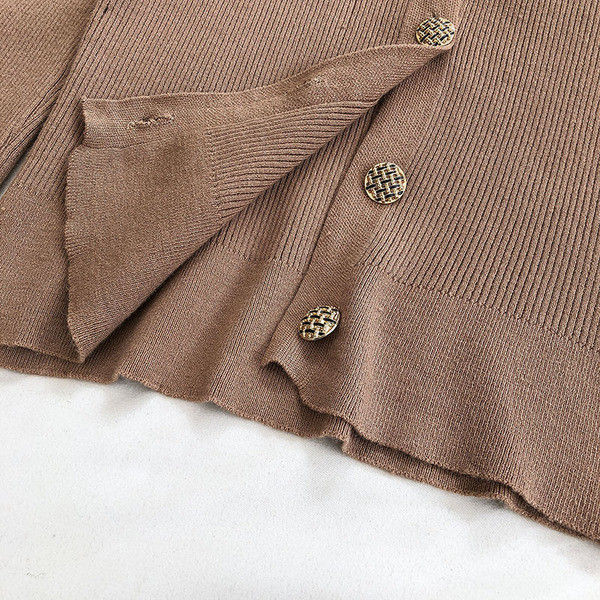 Γυναικεία ζακέτα κλασικό μοντέλο με κουμπιά και λαιμόκοψη