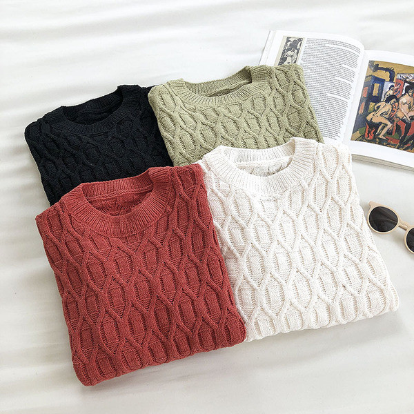 Γυναικείο πουλόβερ με οβάλ ντεκολτέ και μακριά μανίκια