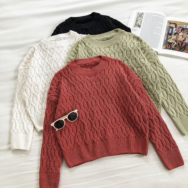 Γυναικείο πουλόβερ με οβάλ ντεκολτέ και μακριά μανίκια