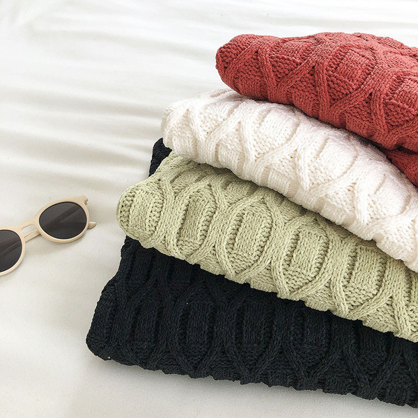 Γυναικείο πουλόβερ με οβάλ ντεκολτέ και μακριά μανίκια