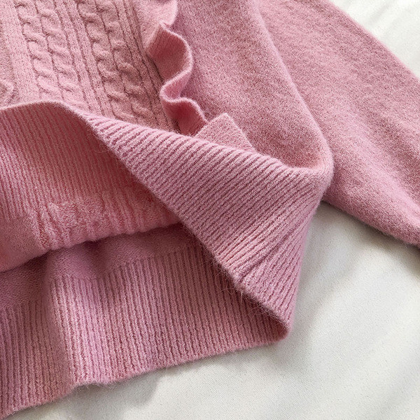 Aktualan ženski džemper sa kovrčama i okruglim izrezom