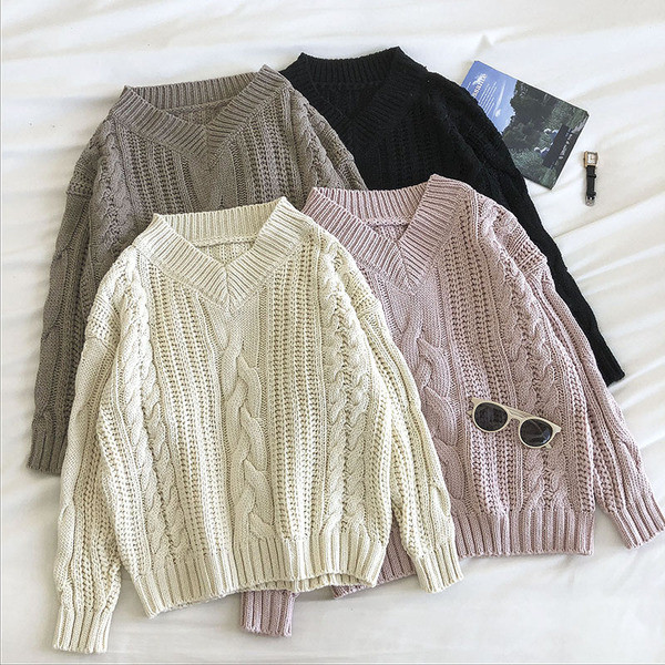 Naiste pikkade varrukatega ja spitsikaelusega kootud kampsun