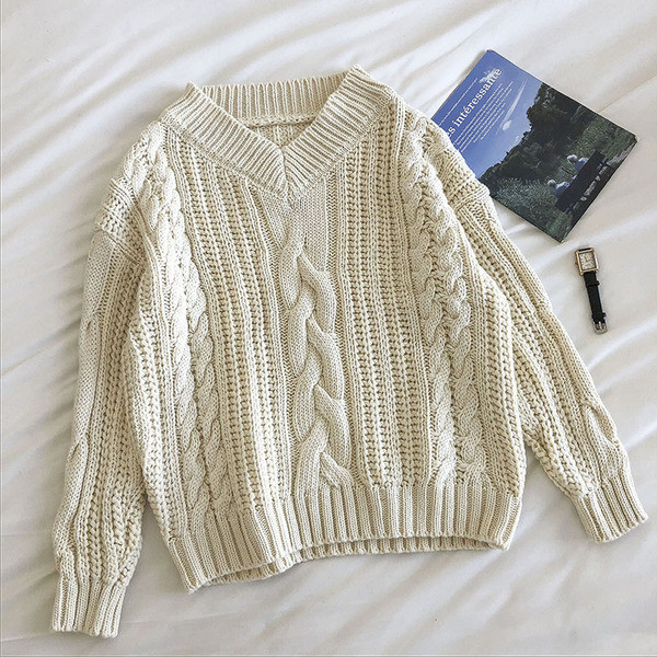 Naiste pikkade varrukatega ja spitsikaelusega kootud kampsun