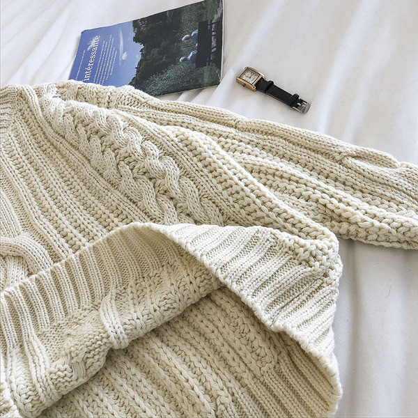 Naiste pikkade varrukatega ja spitsikaelusega kootud kampsun