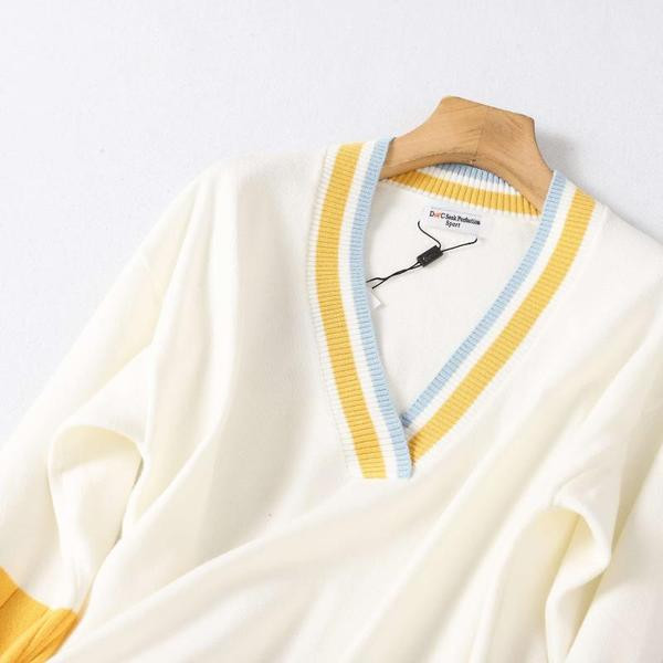 Ženski jesenski pulover s V izrezom