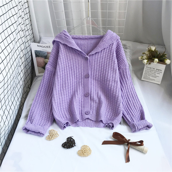 Moderan ženski prsluk s kapuljačom i gumbima