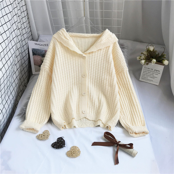 Moderan ženski prsluk s kapuljačom i gumbima