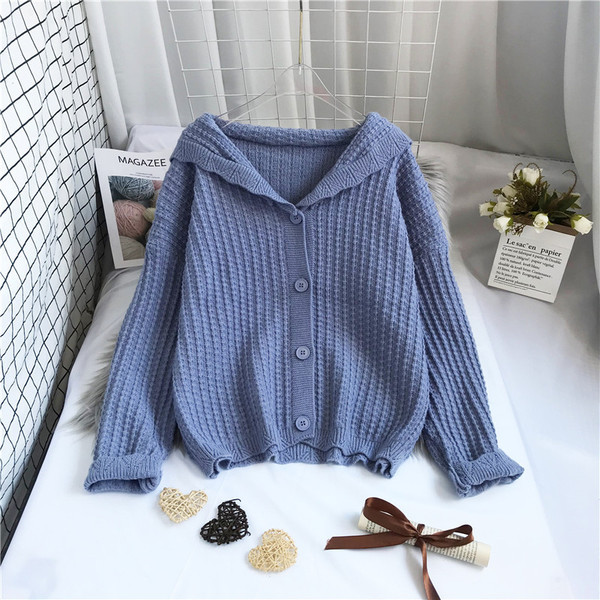 Moderan ženski prsluk s kapuljačom i gumbima