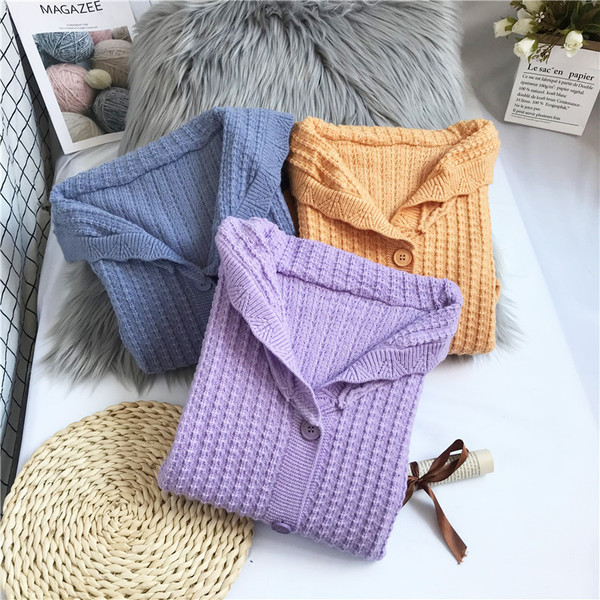 Moderan ženski prsluk s kapuljačom i gumbima