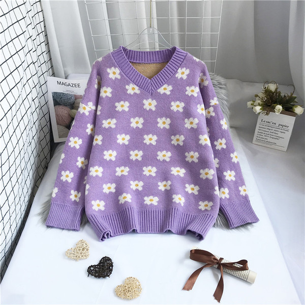 Novi model ženskog džempera sa špic izrezom i cvjetnim uzorkom