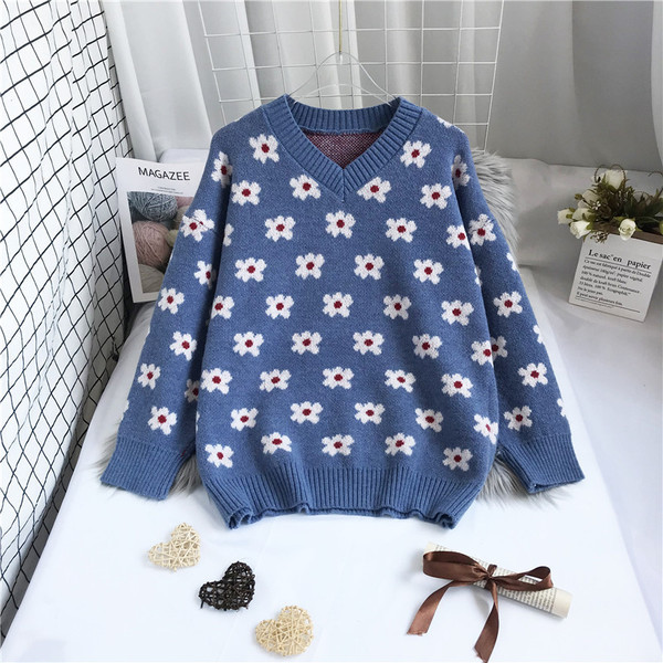 Novi model ženskog džempera sa špic izrezom i cvjetnim uzorkom