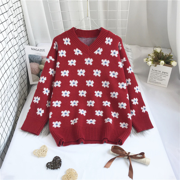 Novi model ženskog džempera sa špic izrezom i cvjetnim uzorkom