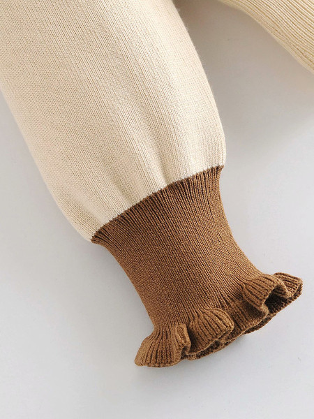 Õhukesest kudumisest lokkidega naiste kampsun