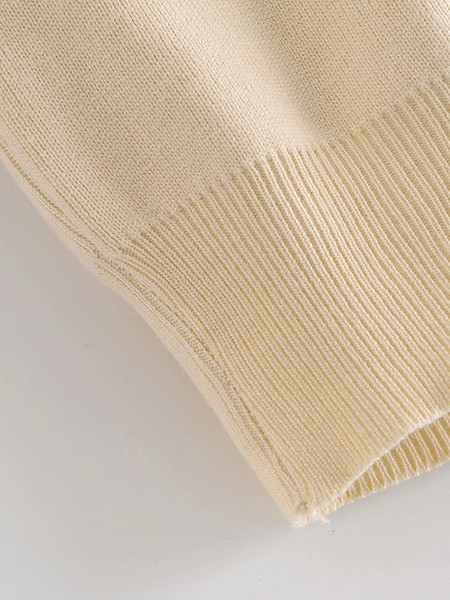 Õhukesest kudumisest lokkidega naiste kampsun