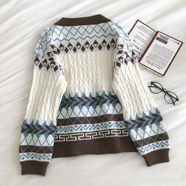 Γυναικείο λουλουδάτο πουλόβερ με οβάλ ντεκολτέ